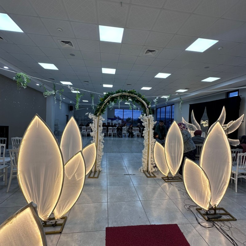 Lotus Işıklı Gelin Yolu – Zarif ve Modern Düğün Yolu Dekoru | Organizasyon Center