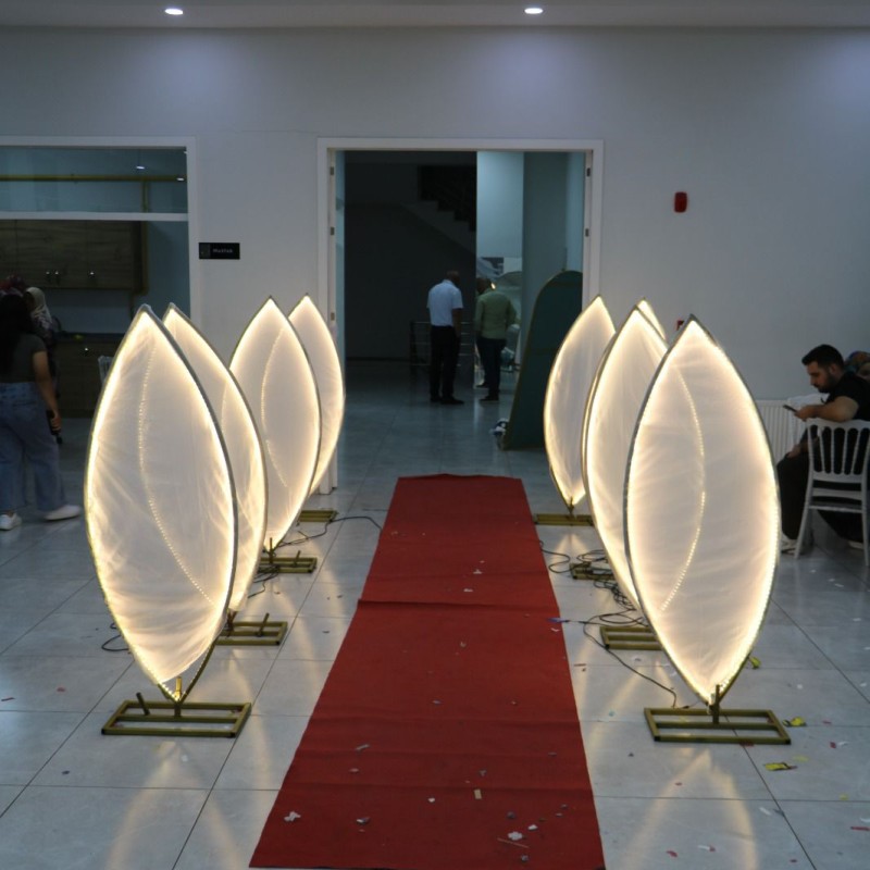 Lotus Işıklı Gelin Yolu – Zarif ve Modern Düğün Yolu Dekoru | Organizasyon Center