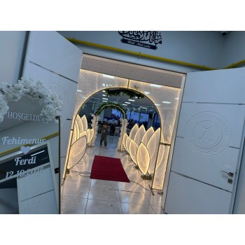 Lotus Işıklı Gelin Yolu – Zarif ve Modern Düğün Yolu Dekoru | Organizasyon Center