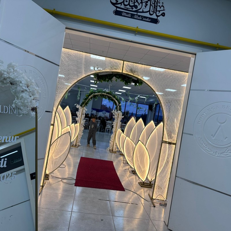 Lotus Işıklı Gelin Yolu – Zarif ve Modern Düğün Yolu Dekoru | Organizasyon Center