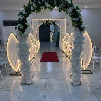 Lotus Işıklı Gelin Yolu – Zarif ve Modern Düğün Yolu Dekoru | Organizasyon Center
